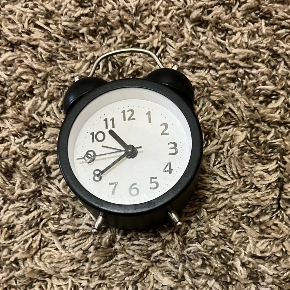 Amazon Black and White Retro Wall Clock